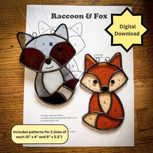 Peut inclure: Patrons de vitrail de raton laveur et de renard avec le texte "Téléchargement numérique". Comprend des patrons pour deux tailles : 15 cm x 10 cm et 23 cm x 14 cm. Le raton laveur est gris, blanc et marron. Le renard est orange et blanc.