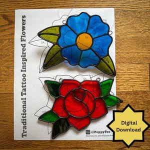 Puede incluir: Dos diseños de flores de vidrieras: una flor azul con centro amarillo y una rosa roja. Los diseños están sobre un papel con el texto "Traditional Tattoo Inspired Flowers" y "Digital Download".