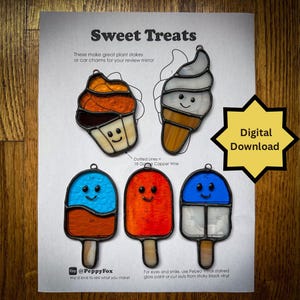 Op de afbeelding: Een digitale download met glas-in-loodpatronen voor zoete lekkernijen. De ontwerpen omvatten een cupcake, een ijshoorntje en ijslolly's, allemaal met lachende gezichten. De tekst luidt "Sweet Treats" en "Digital Download."