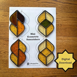 Pode incluir: Quatro mini apanhadores de sol geométricos com designs de vitrais em tons de amarelo, laranja e verde. Os apanhadores de sol estão em uma folha branca com o texto "Mini Geometric Suncatchers" e "Digital Download".