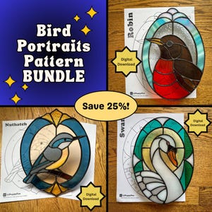 Op de afbeelding: Een digitaal downloadpakket met vogelportretpatronen met glas-in-loodontwerpen van een roodborstje, een boomklever en een zwaan. De tekst luidt Bird Portraits Pattern Bundle, Save 25% en Digital Download. Elke vogel is in een ovaal geplaatst.