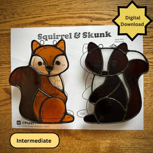 Pode incluir: Padrões de vitrais para um esquilo e um gambá. O esquilo é laranja e castanho, e o gambá é preto e branco. A imagem inclui o texto "Squirrel & Skunk", "Digital Download" e "Intermediate".