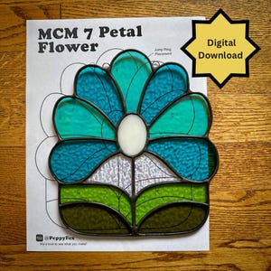 Può includere: Un motivo floreale in vetro colorato con pezzi di vetro turchese e verde, delineati in nero. Il design include il testo "MCM 7 Petal Flower" e "Digital Download". Il fiore ha un centro bianco e si trova su uno sfondo di carta bianca.