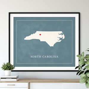 Art de carte personnalisé de Caroline du Nord, coeur sur n'importe quelle ville, silhouette de carte d'état personnalisée, cadeau personnalisé, ville natale amour impression voyage carte coeur