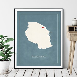 Custom Tanzania Map Art - Heart Over ANY City - Silhouette personnalisée de carte de pays, cadeau personnalisé, impression d’amour de ville natale, carte de coeur de voyage