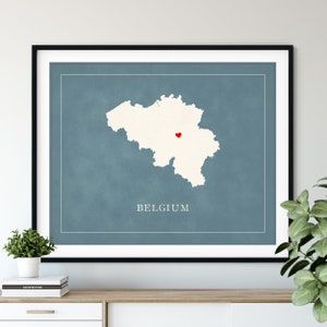 Custom Belgium Map Art - Heart Over ANY City - Silhouette personnalisée de carte de pays, cadeau personnalisé, impression d’amour de ville natale, carte de coeur de voyage