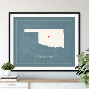 Art de carte personnalisé de l'Oklahoma - coeur au-dessus de n'importe quelle ville - silhouette de carte d'état personnalisée, cadeau personnalisé, impression amour ville natale, carte coeur de voyage