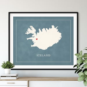 Custom Iceland Map Art - Heart Over ANY City - Silhouette personnalisée de carte de pays, cadeau personnalisé, impression d’amour de ville natale, carte de coeur de voyage