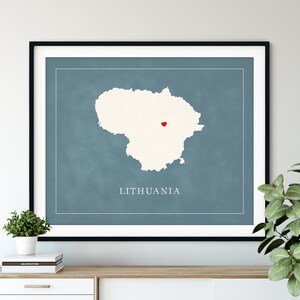 Custom Lithuania Map Art - Heart Over ANY City - Silhouette personnalisée de carte de pays, cadeau personnalisé, impression d’amour de ville natale, carte de coeur de voyage