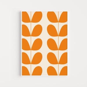 Könnte beinhalten: Ein digitaler Druck mit einem sich wiederholenden Muster aus orangefarbenen Blattformen auf cremefarbenem Hintergrund. Der Druck ist in einem weißen Rahmen gerahmt.