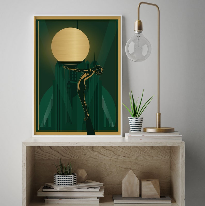 Peut inclure: Une silhouette dor&eacute;e d'une personne plongeant dans une ville verte avec une grande lune dor&eacute;e en arri&egrave;re-plan.