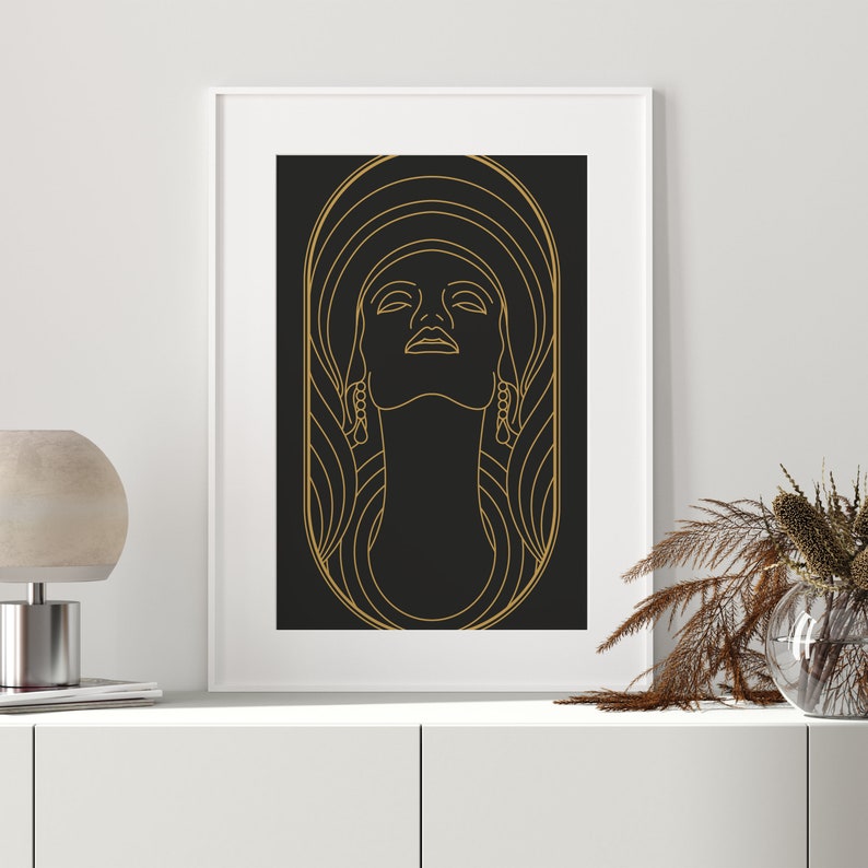 Puede incluir: Impresi&oacute;n de arte de l&iacute;nea de un rostro de mujer con la cabeza echada hacia atr&aacute;s, delineada en oro sobre un fondo negro.