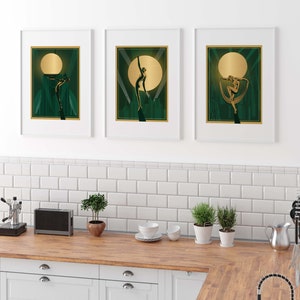 Peut inclure: Trois impressions d'art encadr&eacute;es avec un fond vert et des accents dor&eacute;s. Chaque impression pr&eacute;sente une silhouette stylis&eacute;e d'une femme dans une pose de danse. Les figures sont en silhouette contre un cercle dor&eacute;.