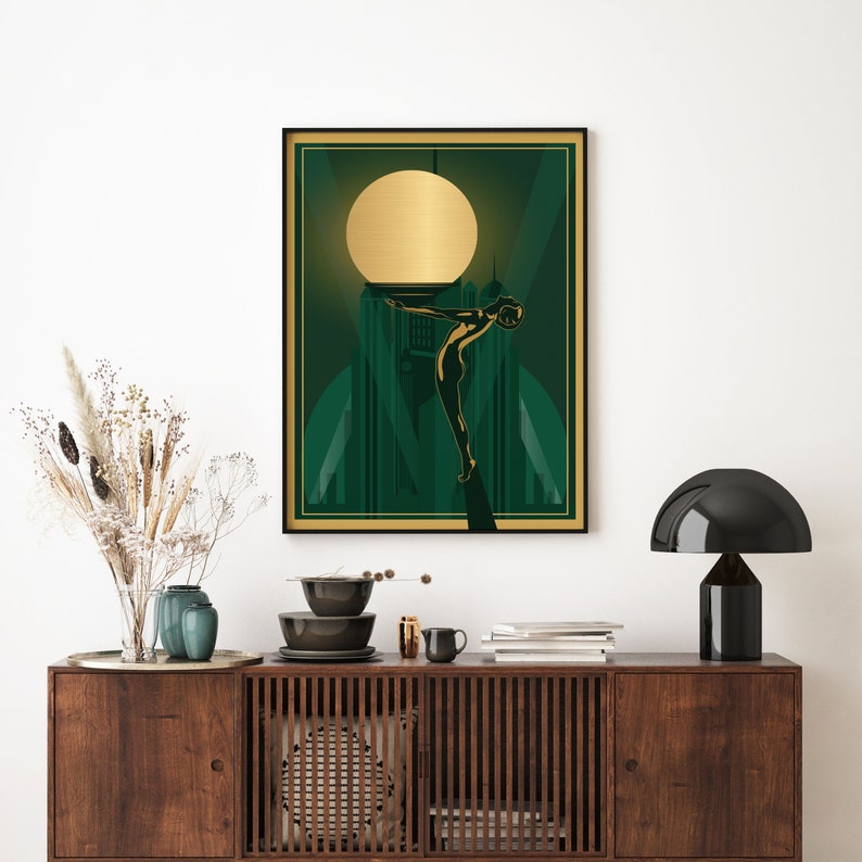 Peut inclure: Une impression d'art encadr&eacute;e avec un fond vert et une silhouette dor&eacute;e d'une femme plongeant dans une piscine. L'impression pr&eacute;sente un grand cercle dor&eacute; dans le coin sup&eacute;rieur gauche, ressemblant &agrave; une pleine lune.