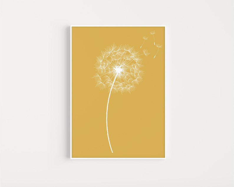 Op de afbeelding: Een witte paardenbloem met zaden die in de wind waaien op een gele achtergrond.