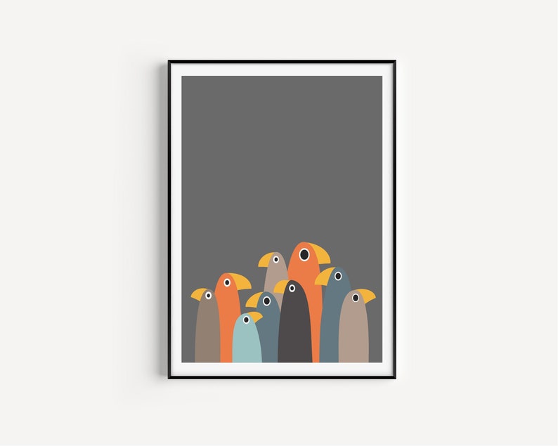 K&ouml;nnte beinhalten: Ein gerahmter Druck mit grauem Hintergrund und einer Gruppe bunter V&ouml;gel mit gelben Schn&auml;beln. Die V&ouml;gel sind in einer Gruppe angeordnet, mit ihren K&ouml;pfen nach vorne gerichtet.