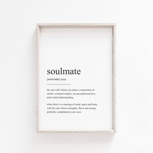 Peut inclure: Une d&eacute;finition imprimable en noir et blanc du mot &laquo;&nbsp;&acirc;me s&oelig;ur&nbsp;&raquo; avec un design simple et minimaliste. La d&eacute;finition d&eacute;crit une &acirc;me s&oelig;ur comme une personne avec qui vous partagez une connexion d'esprits, un respect mutuel, un amour inconditionnel et une compr&eacute;hension totale. Elle d&eacute;crit &eacute;galement une &acirc;me s&oelig;ur comme une personne dont les forces, les faiblesses et l'&eacute;nergie compl&egrave;tent parfaitement les v&ocirc;tres.