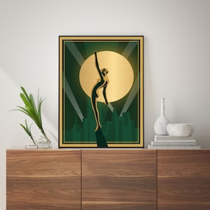 Peut inclure: Une silhouette dor&eacute;e d'une femme levant les bras contre un fond vert et or avec une ville &agrave; l'horizon.