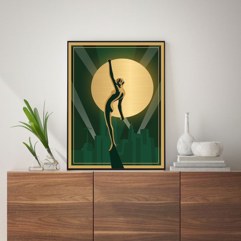 Peut inclure: Une silhouette dor&eacute;e d'une femme levant les bras contre un fond vert et or avec une ville &agrave; l'horizon.