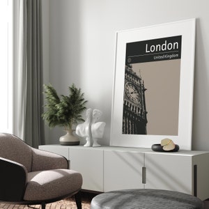 Peut inclure: Une illustration en noir et blanc du Big Ben &agrave; Londres, Royaume-Uni. L'image est encadr&eacute;e et accroch&eacute;e &agrave; un mur blanc au-dessus d'une armoire blanche.