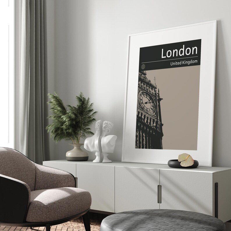 Peut inclure: Une illustration en noir et blanc du Big Ben &agrave; Londres, Royaume-Uni. L'image est encadr&eacute;e et accroch&eacute;e &agrave; un mur blanc au-dessus d'une armoire blanche.