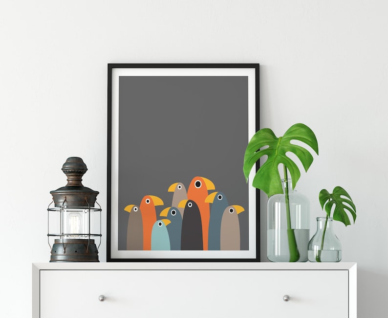 K&ouml;nnte beinhalten: Ein gerahmter Druck eines farbenfrohen abstrakten Kunstwerks mit einer Gruppe stilisierter V&ouml;gel in Orange-, Blau-, Grau- und Braunt&ouml;nen vor einem dunkelgrauen Hintergrund.