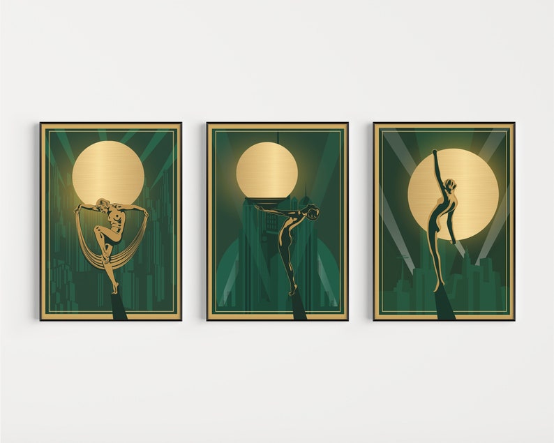 Peut inclure: Trois impressions d'art encadr&eacute;es avec un fond vert et des accents dor&eacute;s. Chaque impression pr&eacute;sente une figure stylis&eacute;e dans une pose de danse contre une grande lune dor&eacute;e.