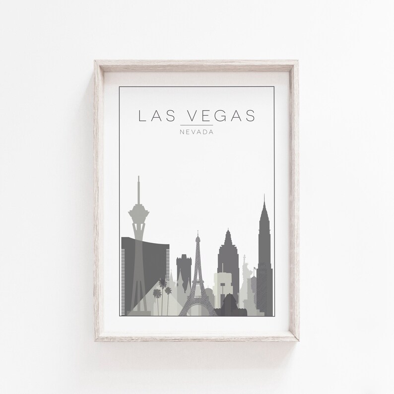 K&ouml;nnte beinhalten: Ein gerahmter Druck einer grauen Skyline von Las Vegas, Nevada. Der Druck zeigt ikonische Geb&auml;ude wie den Stratosphere Tower und das Wynn Hotel.