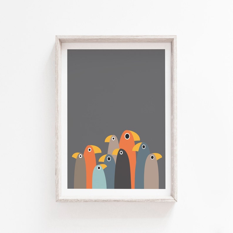 K&ouml;nnte beinhalten: Ein gerahmter Druck einer Gruppe von bunten abstrakten V&ouml;geln auf einem dunkelgrauen Hintergrund. Die V&ouml;gel sind in einer Gruppe angeordnet, mit ihren K&ouml;pfen nach vorne gerichtet. Die V&ouml;gel sind alle in verschiedenen Farben, darunter Orange, Blau, Gr&uuml;n und Braun.