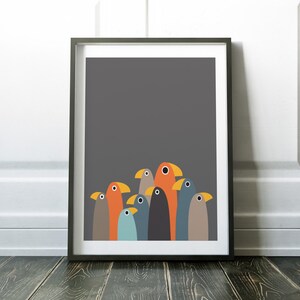 K&ouml;nnte beinhalten: Ein gerahmter Druck mit grauem Hintergrund und einer Gruppe bunter Comic-V&ouml;gel. Die V&ouml;gel sind in einer Reihe angeordnet, wobei der gr&ouml;&szlig;te Vogel in der Mitte steht. Die V&ouml;gel schauen alle nach vorne, mit ge&ouml;ffneten Schn&auml;beln.