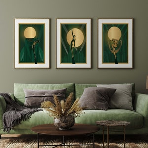 Peut inclure: Trois impressions d'art encadr&eacute;es avec un fond vert et des accents dor&eacute;s. Chaque impression pr&eacute;sente la silhouette d'une femme dansant devant une grande lune dor&eacute;e.