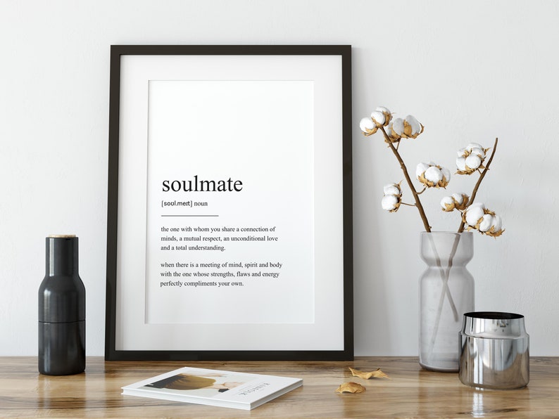 Peut inclure: Une impression encadr&eacute;e en noir avec le mot "&acirc;me s&oelig;ur" d&eacute;fini comme "la personne avec qui vous partagez un lien d'esprit, un respect mutuel, un amour inconditionnel et une compr&eacute;hension totale. Lorsqu'il y a une rencontre de l'esprit, de l'&acirc;me et du corps avec celui dont les forces, les faiblesses et l'&eacute;nergie compl&egrave;tent parfaitement les v&ocirc;tres."