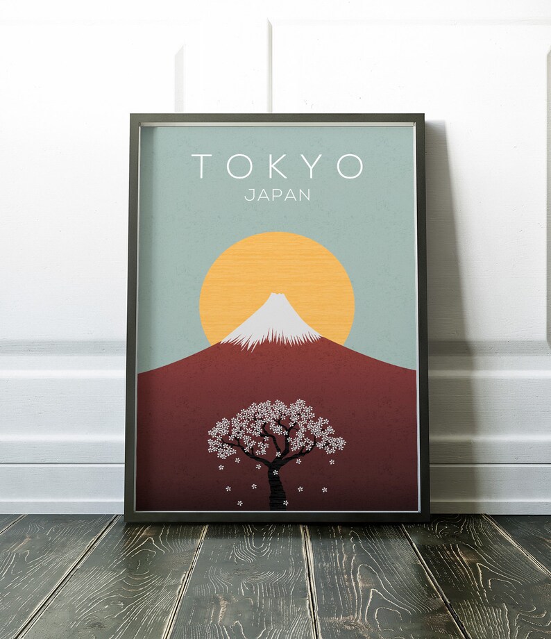 Puede incluir: Un p&oacute;ster minimalista con un esquema de color azul, rojo y amarillo. El p&oacute;ster presenta una imagen estilizada del Monte Fuji, un &aacute;rbol de cerezo en flor y el texto "TOKYO JAPON".