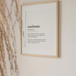 Peut inclure: Une impression encadr&eacute;e avec un fond blanc et du texte noir d&eacute;finissant le mot "&acirc;me s&oelig;ur". Le texte comprend la d&eacute;finition : "celui avec qui vous partagez une connexion d'esprits, un respect mutuel, un amour inconditionnel et une compr&eacute;hension totale. Lorsqu'il y a une rencontre de l'esprit, de l'&acirc;me et du corps avec celui dont les forces, les faiblesses et l'&eacute;nergie compl&egrave;tent parfaitement les v&ocirc;tres."
