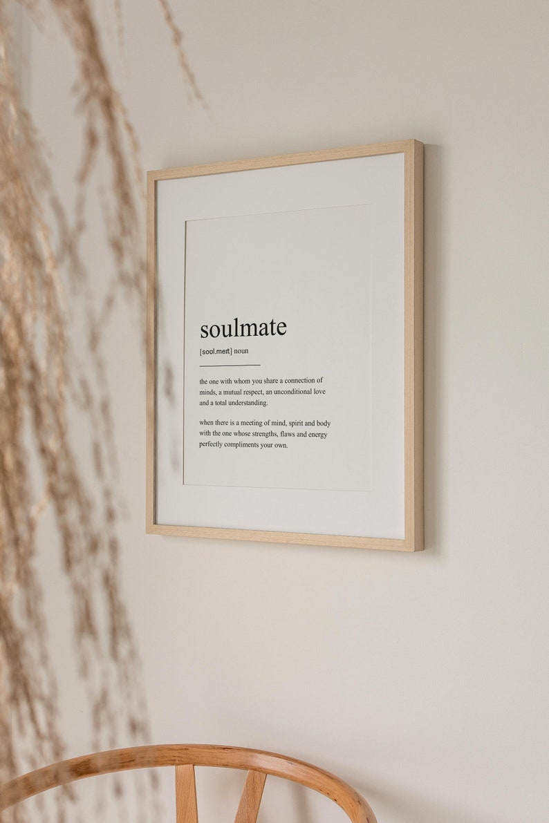 Peut inclure: Une impression encadr&eacute;e avec un fond blanc et du texte noir d&eacute;finissant le mot "&acirc;me s&oelig;ur". Le texte comprend la d&eacute;finition : "celui avec qui vous partagez une connexion d'esprits, un respect mutuel, un amour inconditionnel et une compr&eacute;hension totale. Lorsqu'il y a une rencontre de l'esprit, de l'&acirc;me et du corps avec celui dont les forces, les faiblesses et l'&eacute;nergie compl&egrave;tent parfaitement les v&ocirc;tres."