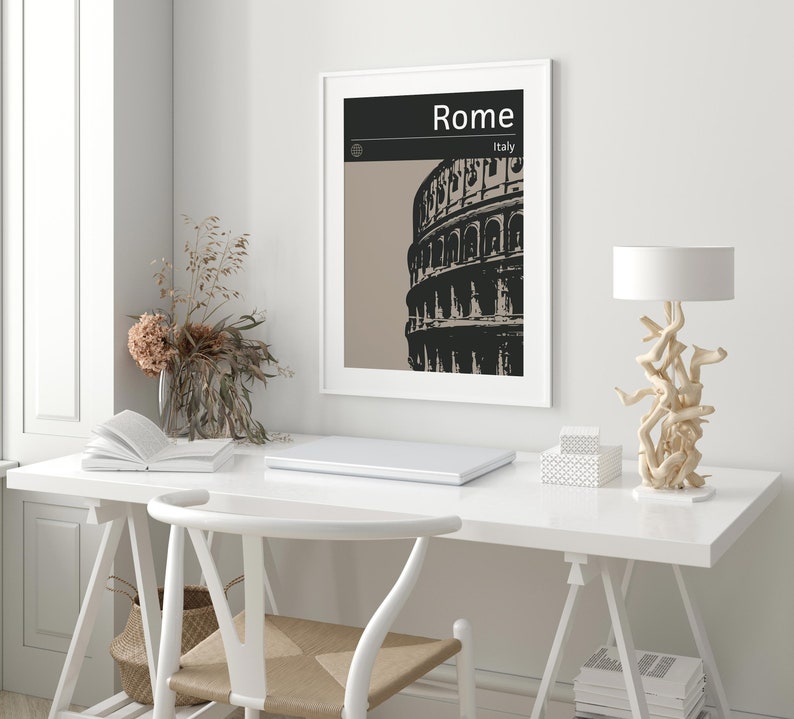 Peut inclure: Une impression encadr&eacute;e blanche avec une illustration en noir et blanc du Colis&eacute;e &agrave; Rome, en Italie. Le texte "Rome" et "Italie" est imprim&eacute; en noir sur fond noir.