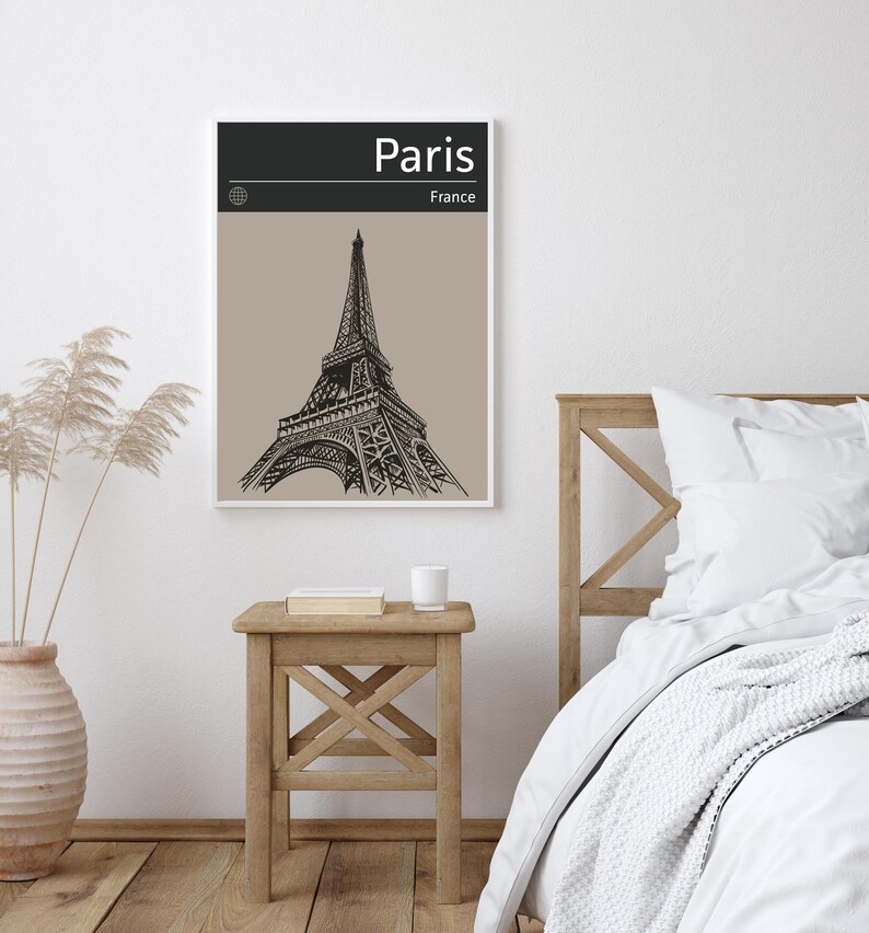 Peut inclure: Une illustration en noir et blanc de la tour Eiffel &agrave; Paris, France. L'illustration est sur un fond beige avec le mot "Paris" en noir en haut et "France" en noir plus petit en dessous.