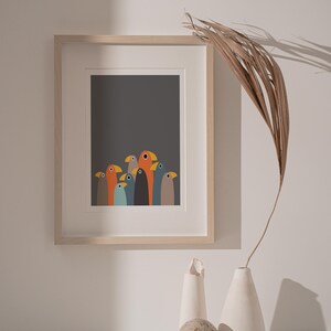 K&ouml;nnte beinhalten: Ein gerahmter Druck einer farbenfrohen abstrakten Illustration einer Gruppe von V&ouml;geln mit unterschiedlich gef&auml;rbten Schn&auml;beln und K&ouml;rpern vor einem dunkelgrauen Hintergrund.