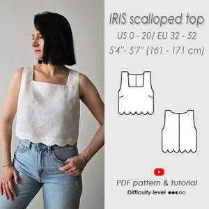 Peut inclure: Un haut blanc à festons avec un col carré est présenté sur une personne portant un jean bleu. L'image comprend un dessin au trait du haut et le texte "IRIS scalloped top" et "US 0-20/ EU 32 - 52" et "5'4"-5'7" (161 - 171 cm)."