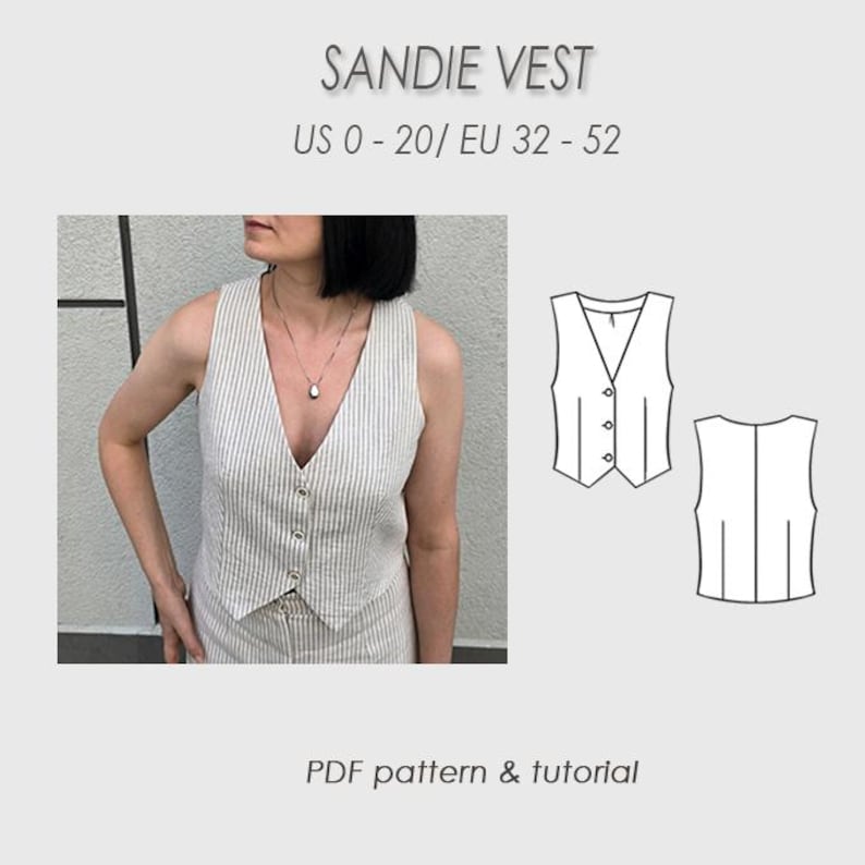 Puede incluir: Una mujer lleva un chaleco a rayas con cuello en V y botones. El chaleco es parte de un patr&oacute;n de costura llamado "Sandie Vest" para las tallas US 0-20 / EU 32-52. El patr&oacute;n incluye un tutorial PDF.