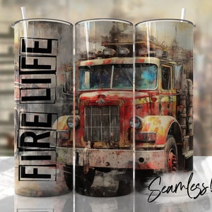 Op de afbeelding: Een rode, witte en gele vintage brandweerwagen met de woorden "FIRE LIFE" gedrukt op de zijkant van de beker. De brandweerwagen is geschilderd in aquarelstijl.