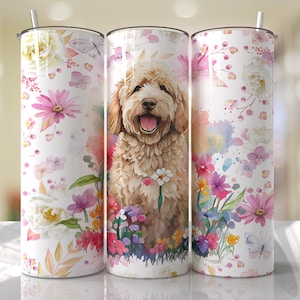 Könnte beinhalten: Ein weißer Edelstahlbecher mit einem Blumenmuster und einem Aquarelleffekt. Ein brauner und weißer Doodle-Hund befindet sich in der Mitte des Bechers.