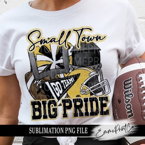 Small Town Big Pride Black and Vegas Gold voetbalsublimatieontwerp png - T-shirtmokken bekersublimatie - png - EmmePrintco