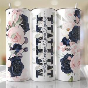 Peut inclure: Trois gobelets en acier inoxydable avec un motif floral. Les gobelets sont blancs avec un motif floral bleu marine et rose. Le gobelet du milieu porte le texte "TATTAT" avec les noms "ashley morgan jamie & george" en dessous.