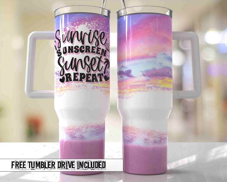Puede incluir: Un vaso blanco con un dise&ntilde;o de puesta de sol rosa y morado y el texto "Sunrise Sunscreen Sunset Repeat" en negro. El vaso tiene una asa blanca.