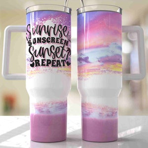 Puede incluir: Una taza de viaje blanca con un dise&ntilde;o degradado rosa y un asa. La taza tiene el texto "Sunrise, Sunscreen, Sunset, Repeat" impreso en ella.