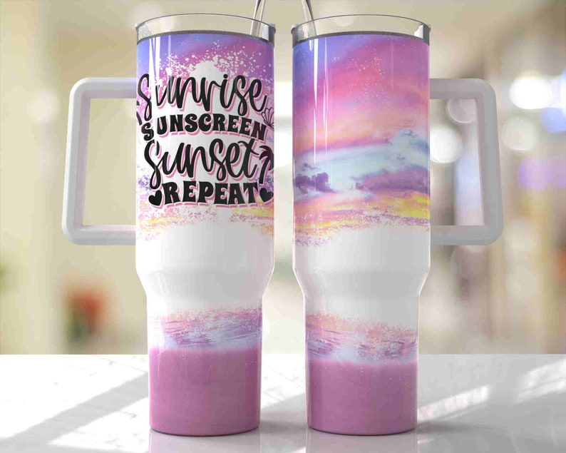 Puede incluir: Una taza de viaje blanca con un dise&ntilde;o degradado rosa y un asa. La taza tiene el texto "Sunrise, Sunscreen, Sunset, Repeat" impreso en ella.
