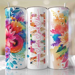 Peut inclure: Trois gobelets en acier inoxydable avec un fond blanc et des motifs floraux aquarelle colorés. Le gobelet du milieu porte le texte "anna ♥ peter & jack & lori" en cursive rose.