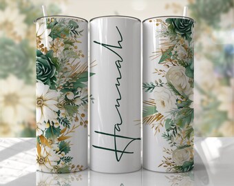 Op de afbeelding: Een witte roestvrijstalen tumbler met een groen bloemenontwerp en de naam "Hannah" in groene schrijfletters op het middelste gedeelte.