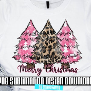 Op de afbeelding: Sublimatiedesign met drie kerstbomen. De bomen zijn roze, luipaardprint en roze met witte accenten. De tekst "Merry Christmas" staat onder de bomen.
